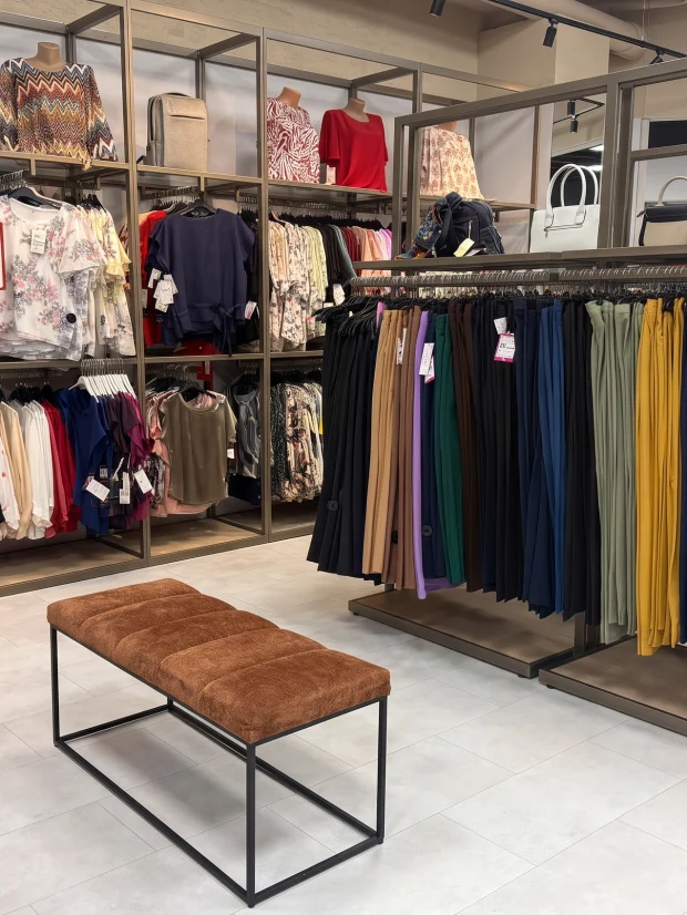 Sala de vânzare a magazinului Liliana Trade, cu sistemul de rafturi și marfa expusă